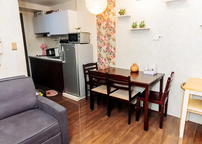 Chic Romantic Getaway Makati One Br Two Br Swim Gym 300 Mb Manila