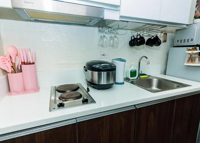 Chic Romantic Getaway Makati One Br Two Br Swim Gym 300 Mb